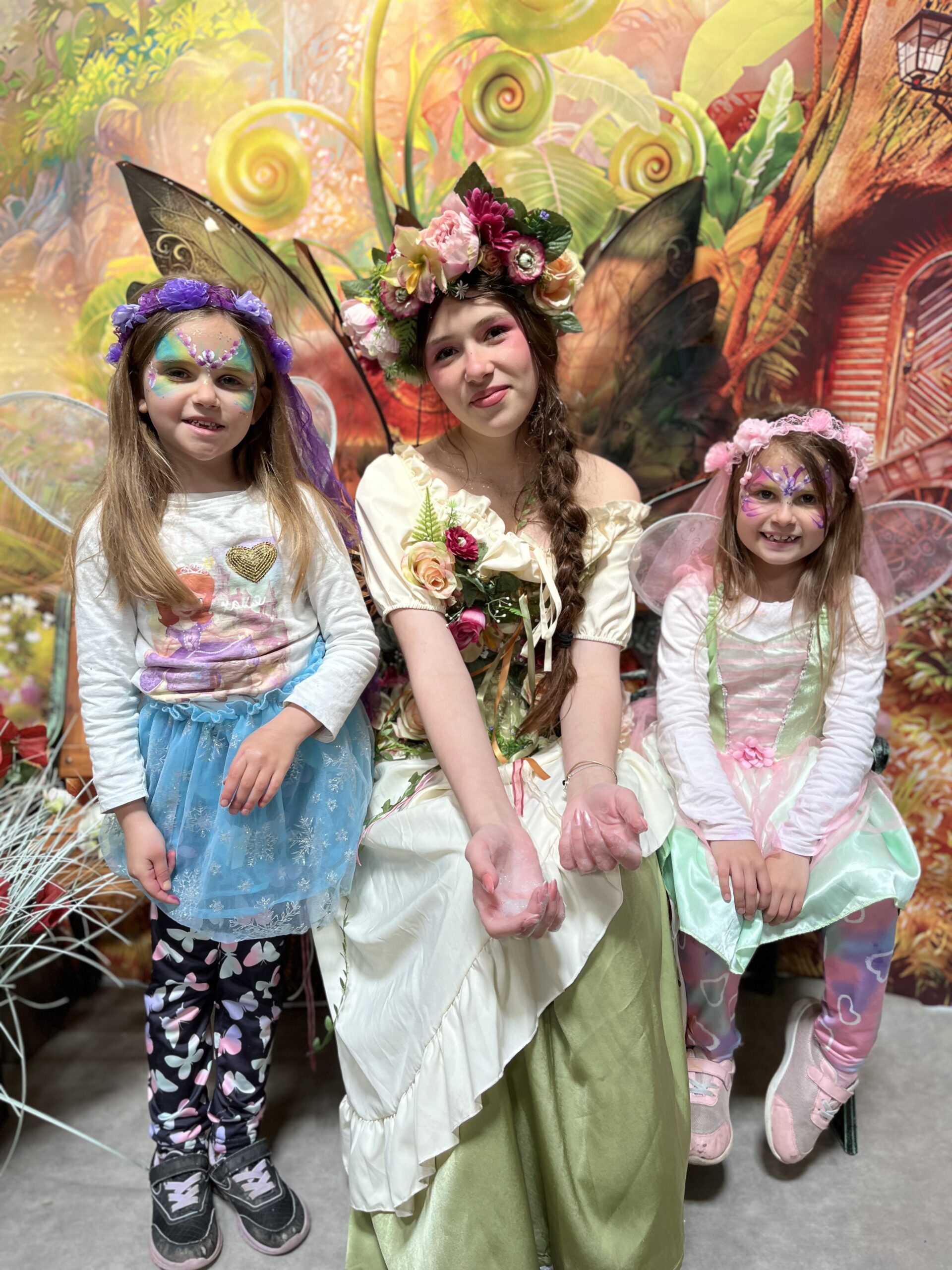 photo-poudre-arcenciel Photo de la fée Rosalia avec 2 enfants de l'atelier